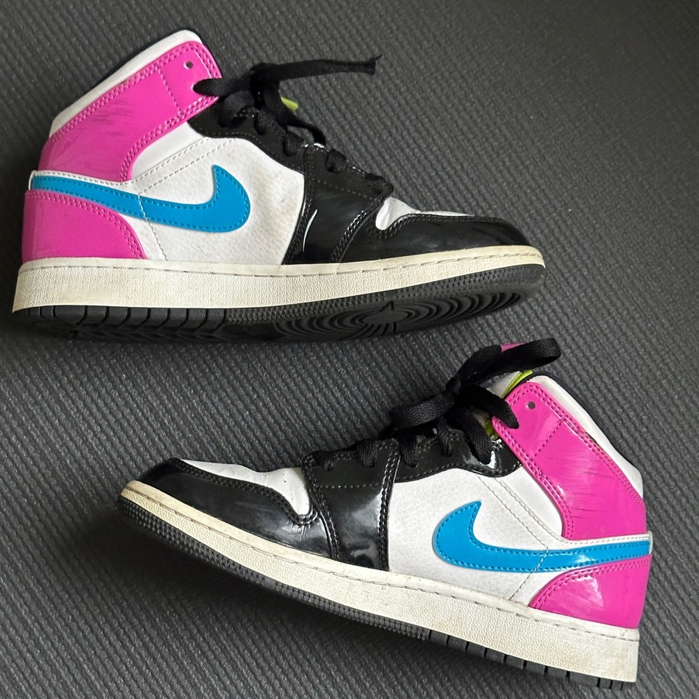 2020 air Jordan mid SE cyber active fuchsia size 4